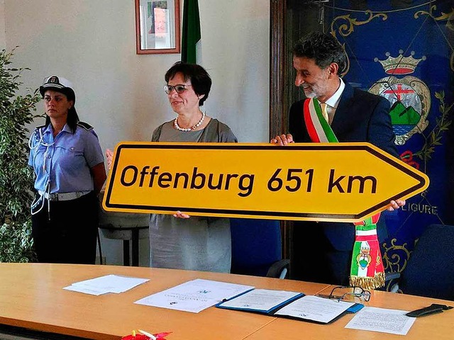 Offenburgs OB Edith Schreiner berreic...anzangabe zwischen den Partnerstdten.  | Foto: Enzo Matteo