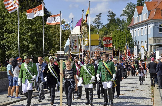 Die Studenten zogen von der deutschen Rheinseite zum Albrechtsplatz.  | Foto: Horatio Gollin