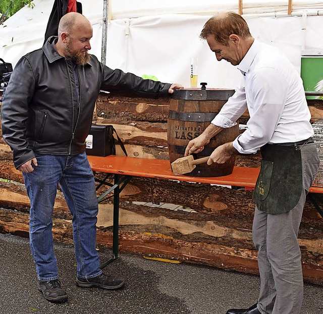 Jrg Lutz haut auf das Fass, Olof Endler von der Brauerei Lasser hlt dagegen.  | Foto: Heidemarie Wussler