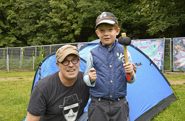 Pharmakant Ralf Weihs kam mit Sohn Eri...och nie in einem Zelt bernachtet hat.  | Foto: Horatio Gollin