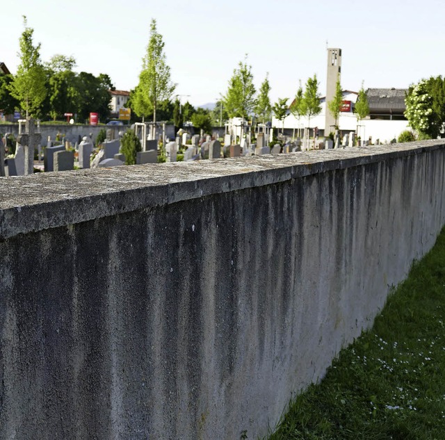 Nicht schn und obendrein sanierungsbe...ig: die Mauer am Friedhof in Hartheim   | Foto: Mller