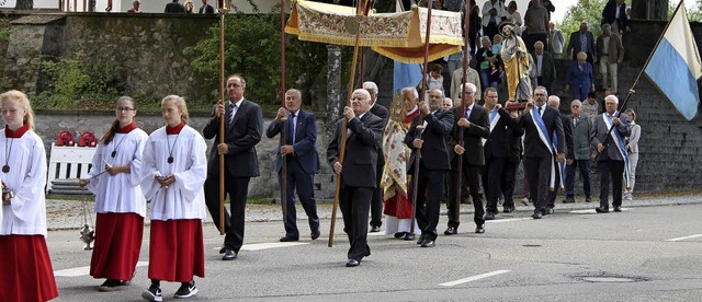 Nach dem Gottesdienst gab es beim Patrozinium die Prozession durch Hochsal.   | Foto: Michelle Gntert