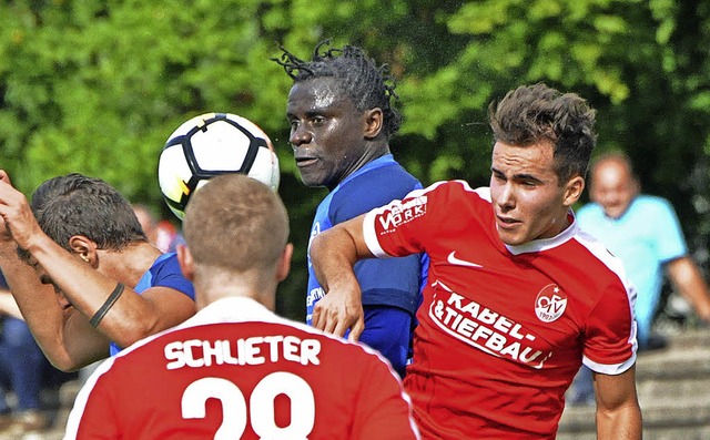 Sam Samma setzte sich gegen die rote .... Minute das 3:3 fr den FC Neustadt.   | Foto: bernd seger