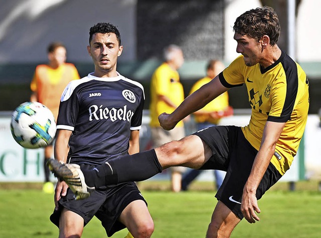 Der Wyhler Torschtze Simon Seiler  klrt vor dem Herbolzheimer Ali Hassoun.   | Foto: Achim Keller