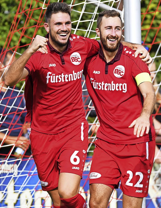 Tore machen gute Laune: Fabian Nopper (li.) und Tobias Klein   | Foto: Keller