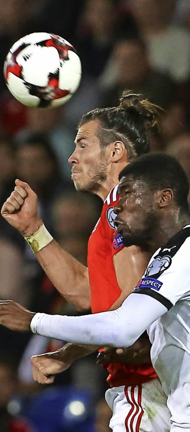 Der Waliser  Gareth Bale im Kopfballdu... Nationalspieler Kevin Danso (rechts)   | Foto: AFP