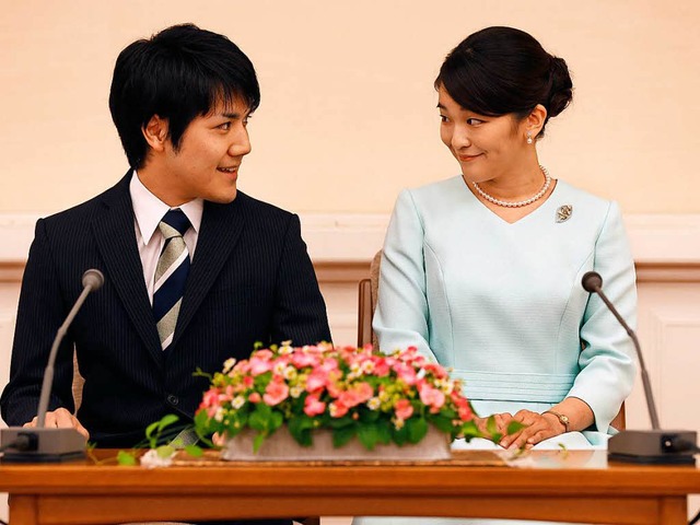 Mako und ihr Studienfreund Kei Komuro bei der Pressekonferenz  | Foto: dpa