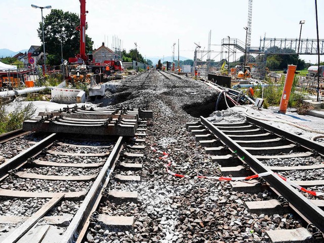 Am 7. Oktober will die Bahn die Rheint... bei Rastatt wieder in Betrieb nehmen.  | Foto: dpa