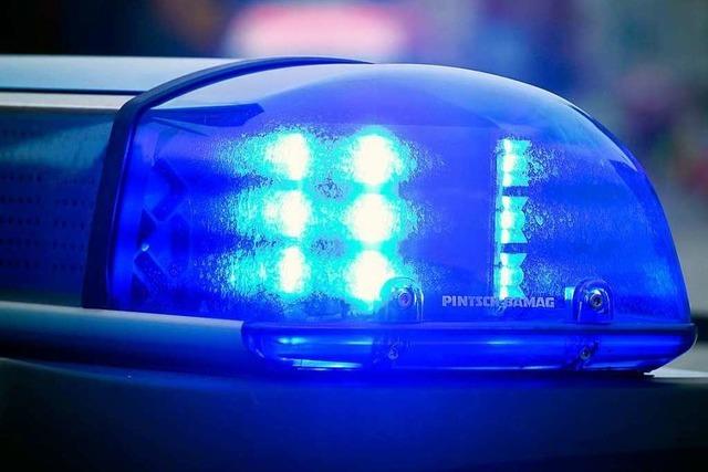 Autofahrer beschädigt drei geparkte Fahrzeuge in Zähringen und flüchtet
