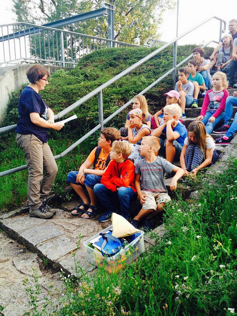Ettenheim:  Silke Dorst-Jundt vom Naturschutzbund  ging mit Kindern und Eltern am Wasserbecken Erlenried auf Entdeckungstour. Zahlreiche kleine Fledermuse flogen whrend der Wanderung ber die Kpfe hinweg.