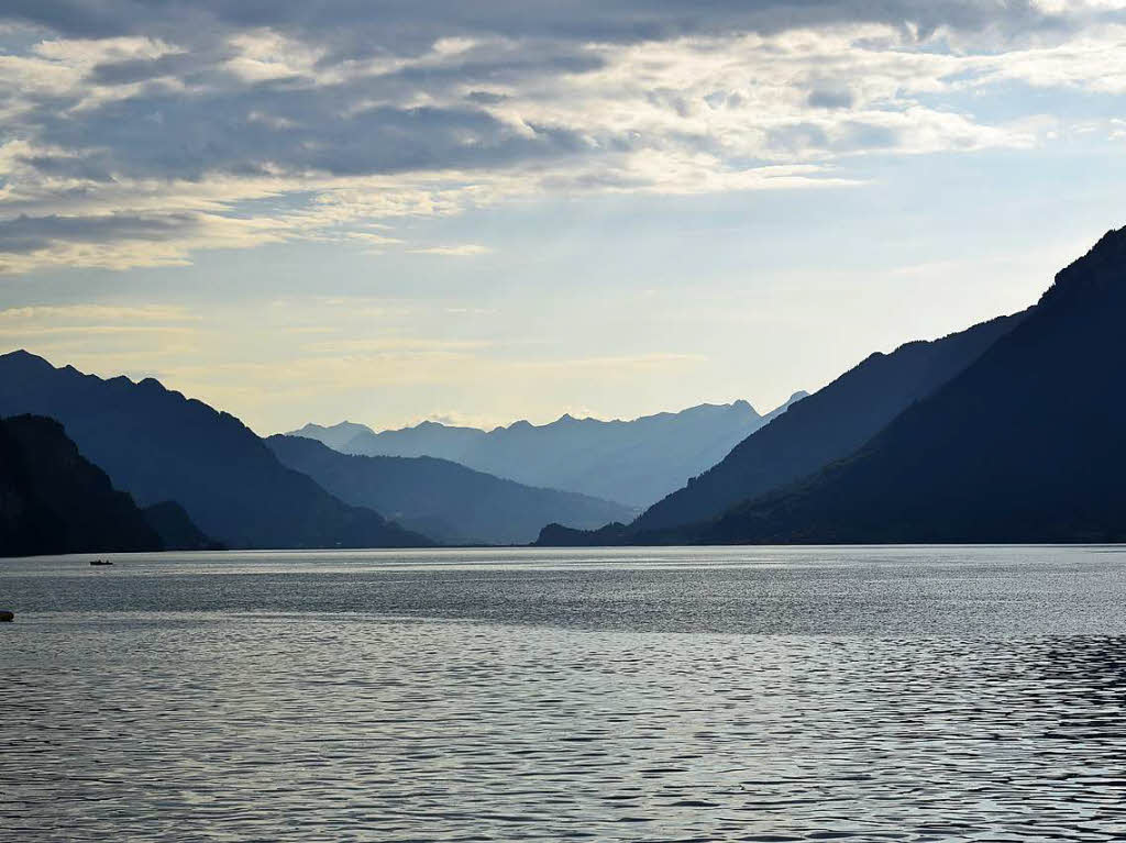 .) Der Brienzer See im Berner Oberland mit Blick in Richtung Interlaken: Stephan Hurst aus Kippenheimweiler hielt die faszinierende Abendstimmung fest.