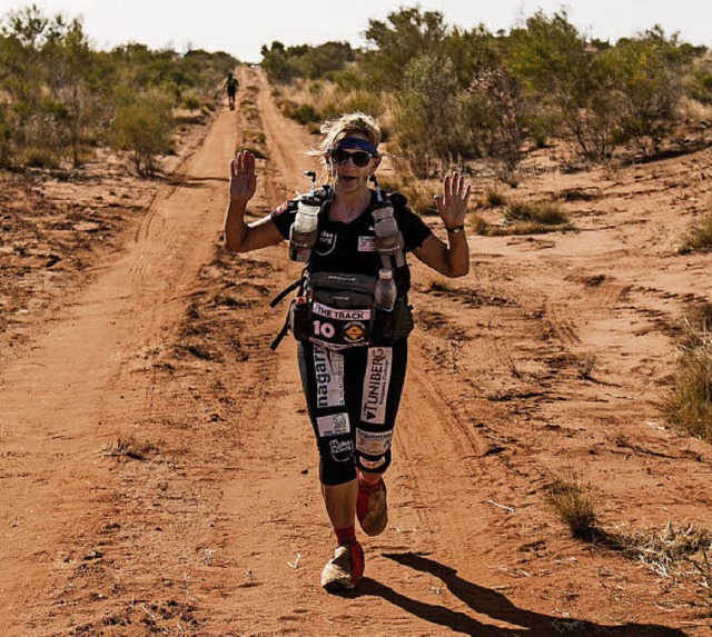 Brigid Wefelnberg beim Zieleinlauf des...durch das australische Outback fhrt.   | Foto: Privat