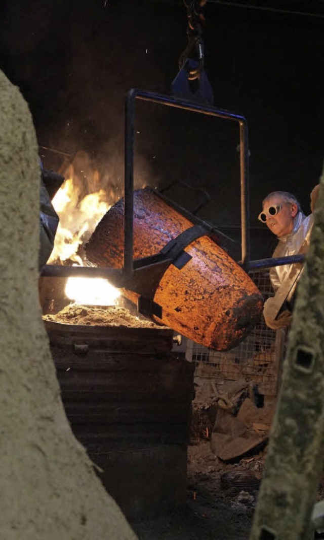 Geschtzt mit Brille und Mantel vor de... das flssige Metall in den Giekanal.  | Foto: Jule Arwinski