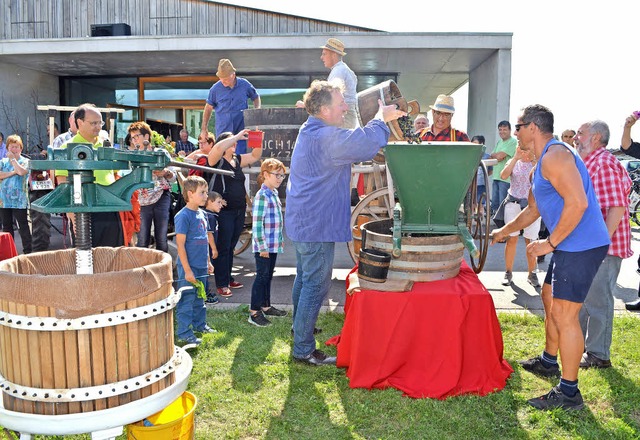 Beim Trotten von vielen Zuschauern umr...aus der spter der Traubensaft floss.   | Foto: Fotos: Nikolaus Bayer