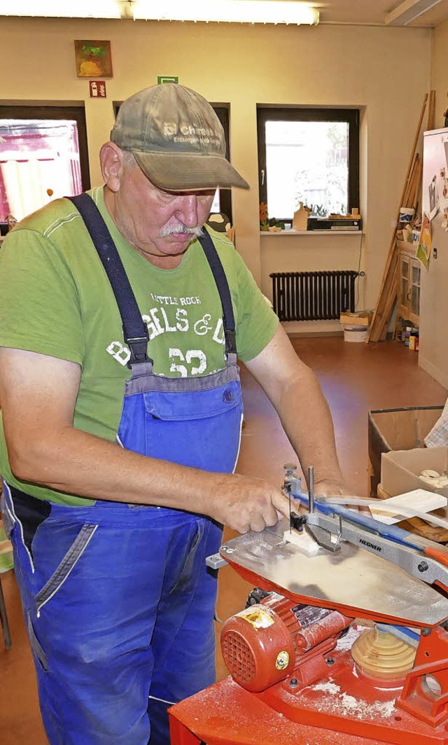 Peter Baier sgt in der Holzwerkstatt ...ensheimat Teile fr Holzmnnchen aus.   | Foto: Martin Wunderle