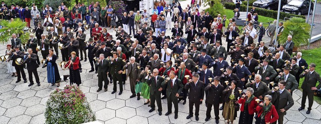 80 Jagdhornblser unter der Leitung vo... dem Kurhaus Badenweiler den Festtag.   | Foto: Silke Hartenstein