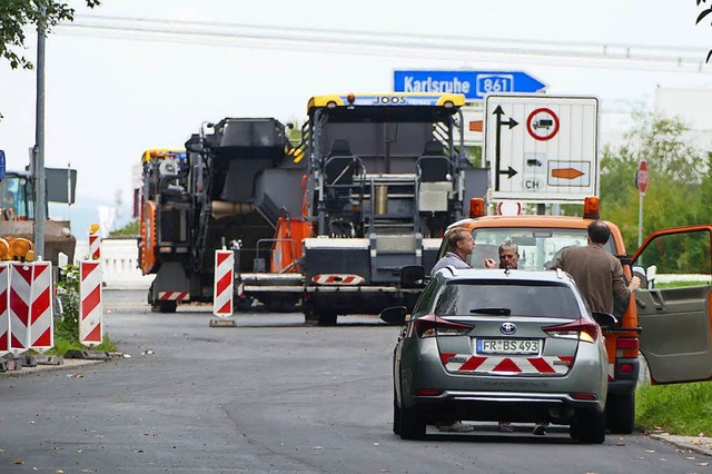 Endspurt in der Ortsdurchfahrt Warmbac...iche B 34 fr den Verkehr  frei geben.  | Foto: Ingrid Bhm-Jacob