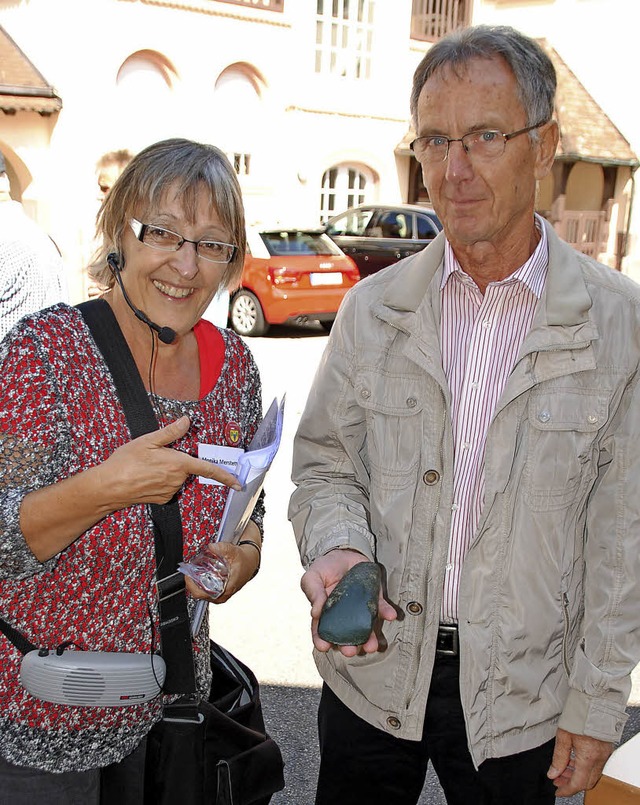 Monika Merstetter (links) mit Binzens ...lter Huber und dem  uralten Steinbeil   | Foto: Sedlak