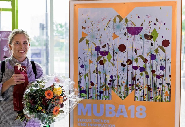 Meret Buser mit Blumen und ihrem siegreichen Plakatentwurf   | Foto: muba