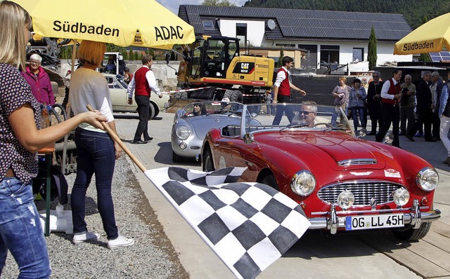 Die Oldtimer und ihre Fahrer wurden b... Fhrerhaus aus einen Bagger steuern.   | Foto: Heidi Fssel