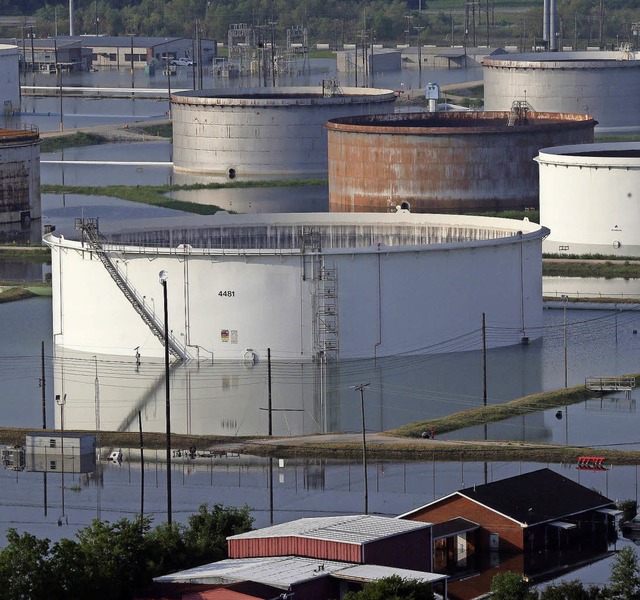 Die Anlage der Chemiefabrik  steht komplett unter Wasser.   | Foto: dpa