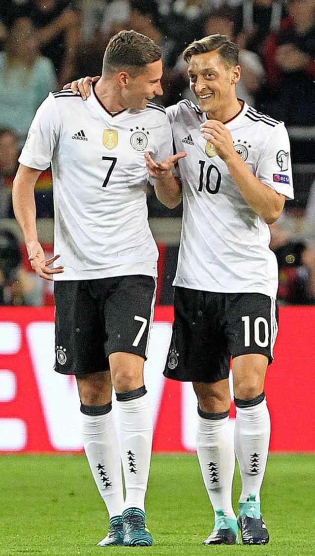 Julian Draxler (links) und Mesut zil ...kommenden Jahr so gut wie eingettet.   | Foto: afp