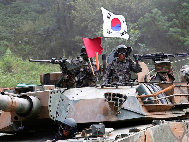 Zwei Soldaten der sdkoreanischen Arme...itrbung nahe der Grenze zu Nordkorea  | Foto: dpa