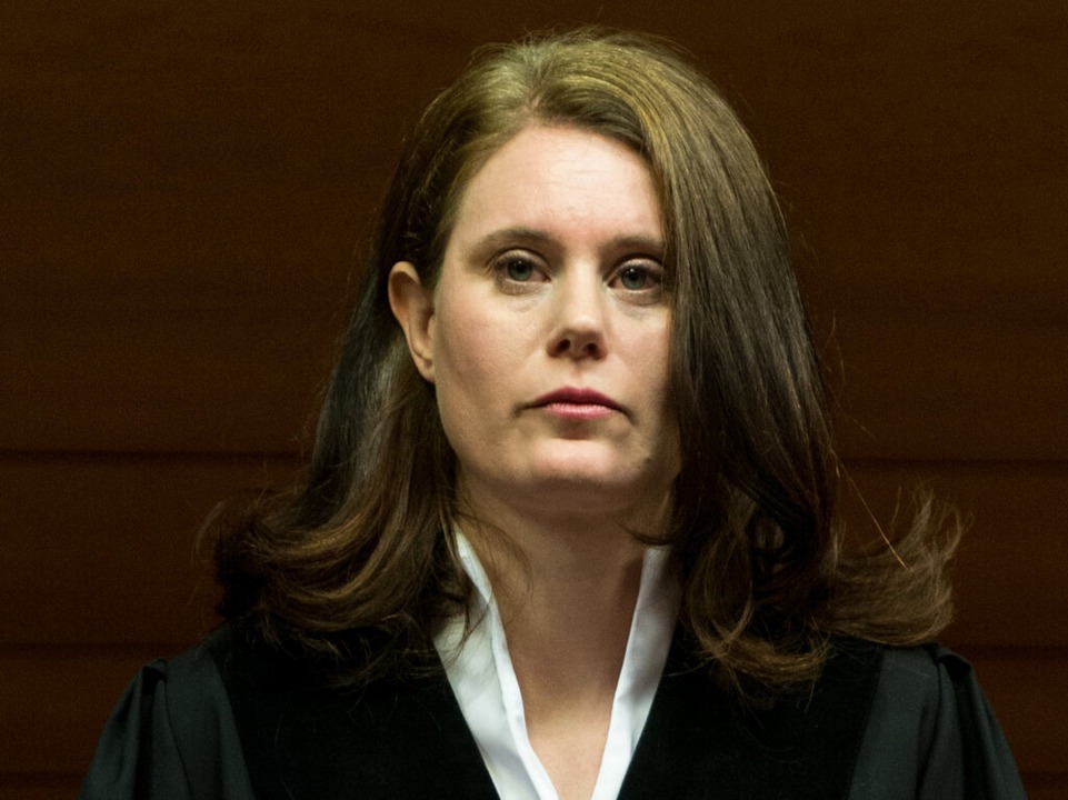 Richterin Kathrin Schenk ließ keine Störungen im Gerichtssaal zu.  | Foto: dpa