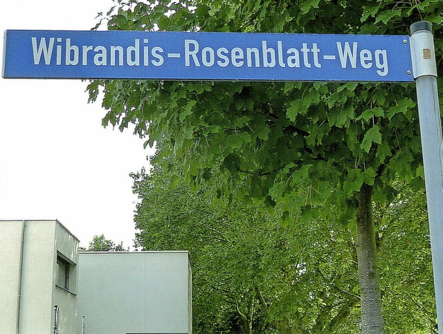 Der Weg zum Rhein neben der evangelisc...ngen erinnert an Wibrandis Rosenblatt.  | Foto: Paul Eisenbeis