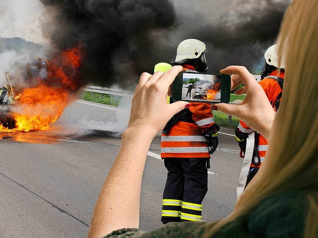 Schaulustige mit Smartphone gehren an Unfallorten zum Alltag (Symbolbild).  | Foto: dpa Deutsche Presse-Agentur