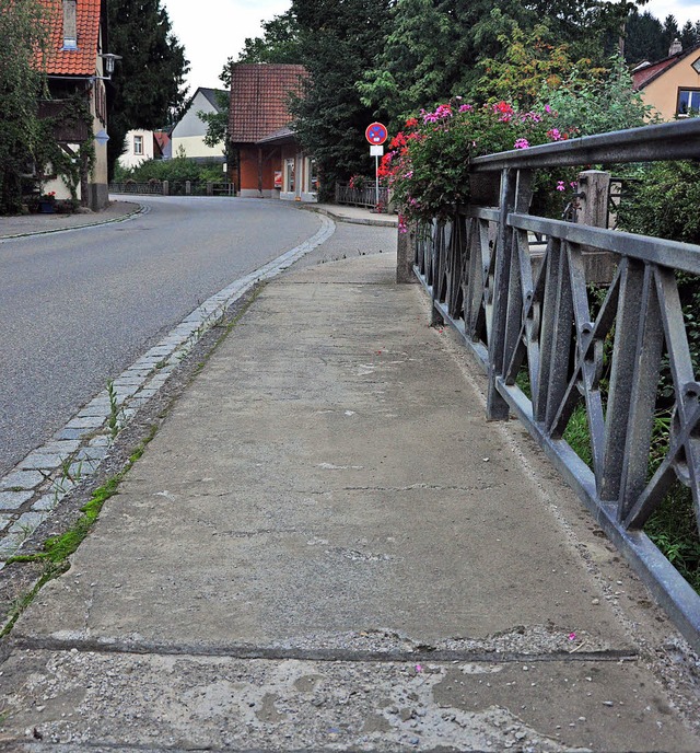 Der Gehweg bei der Brcke an der Ortsd...t Jahren marode und eine Stolperfalle.  | Foto: Jutta Schtz