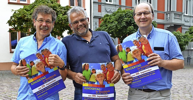 Bernhard Steinhart, Uwe Klos, Bernd Wi... links) mit den Flyern zum Kindertag.   | Foto: Nikolaus Bayer