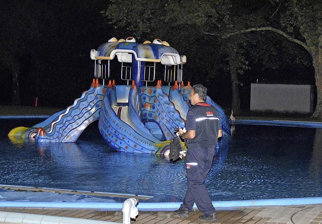 In dieser Nacht ist alles ruhig im Fre...m Spielturm im Kinderbecken versteckt.  | Foto: Horatio Gollin