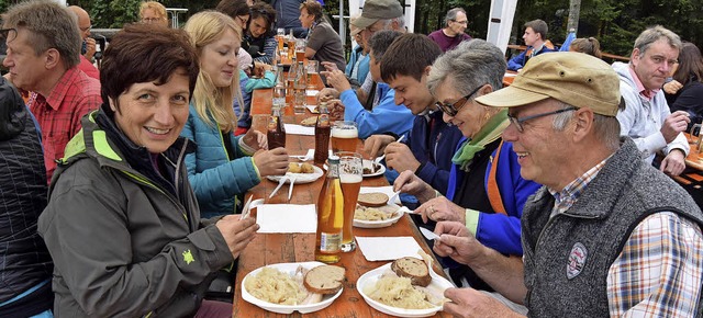 Die Gste lieen sich Kesselfleisch mit Sauerkraut munden.  | Foto: Ulrike Jger