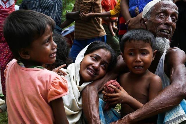 Drfer der Rohingya in Myanmar in Flammen