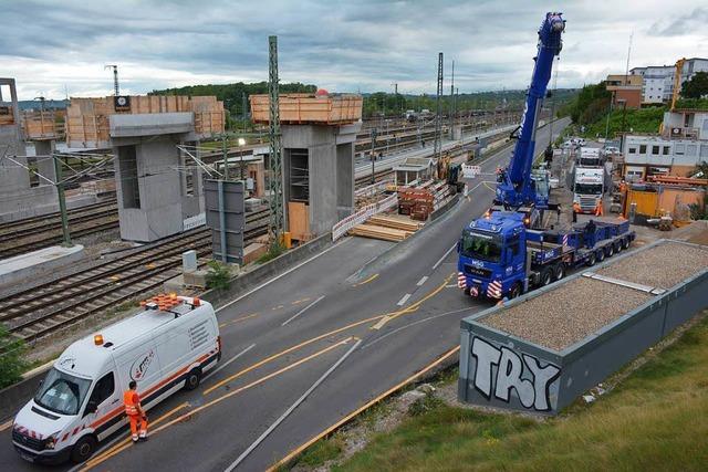 B 3 gesperrt – Montage der Bahnsteigzugnge hat begonnen