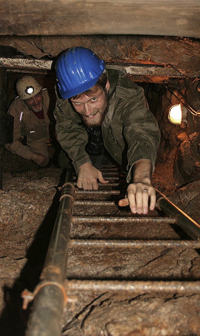 Helm auf, Grubenlampe an &#8211;  und ab in den Stollen.  | Foto: K.Heiss