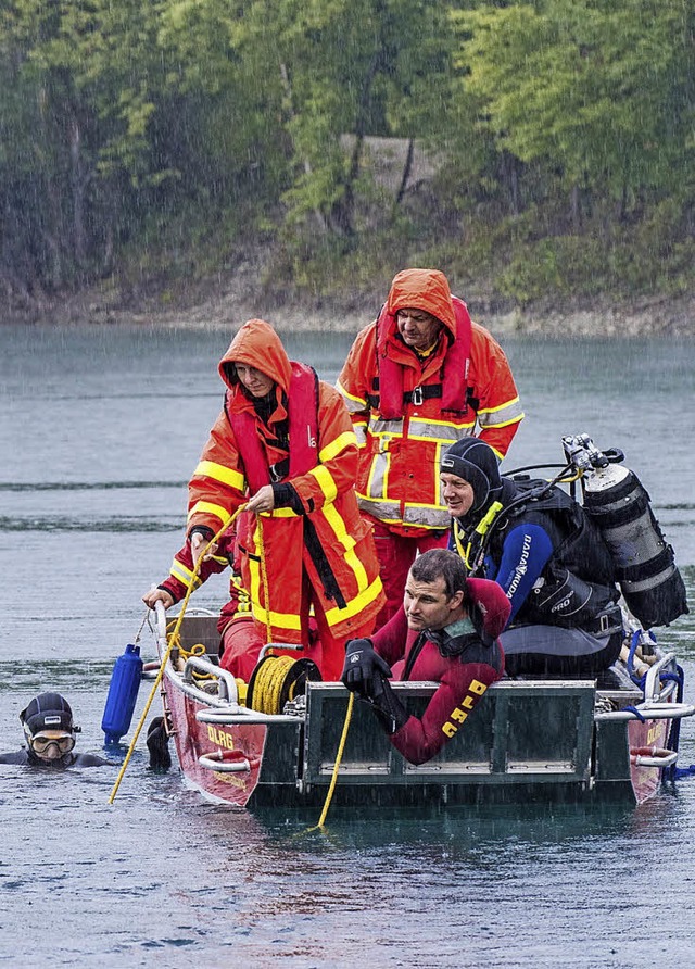 DLRG Wasserretter und Einsatztaucher bei einer bung auf einem Baggersee.   | Foto: DLRG