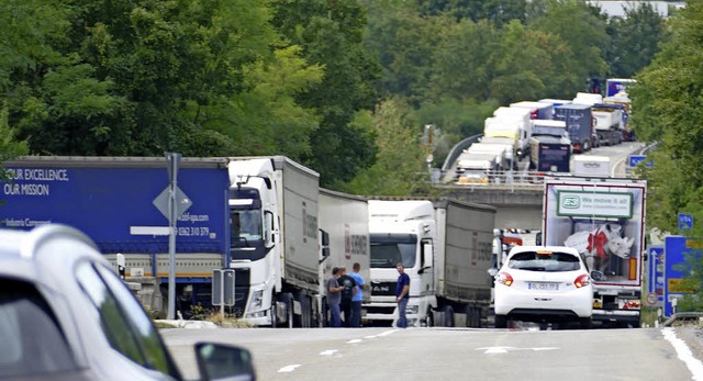 Kein Durchkommen: Kilometerlang staute...&#8211; bis auf die Autobahn zurck.    | Foto: SENF