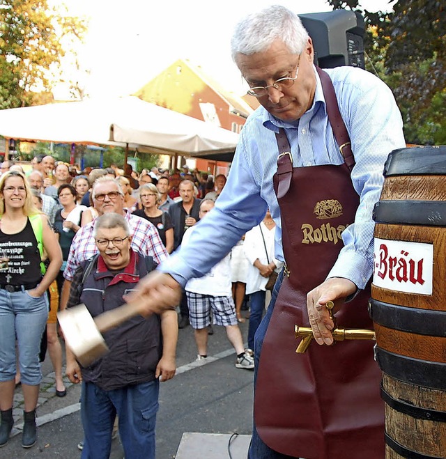 Hat als Fassanstecher mittlerweile Rou...hrige Altweiler Straenfest erffnen.   | Foto: Frey