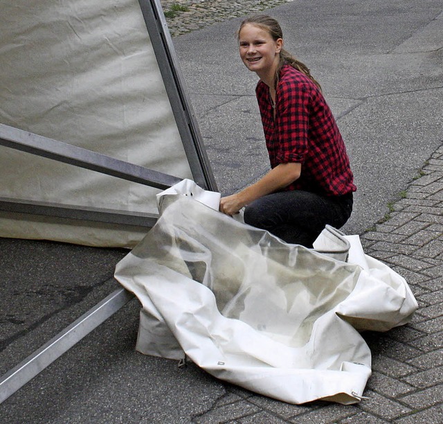 Elisabeth Weniger half beim Aufstellen eines Festzeltes.   | Foto: Schmidt