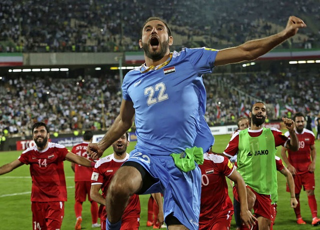 Ausgelassener Jubel der syrischen Spieler im Teheraner Asadi-Stadion  | Foto: dpa