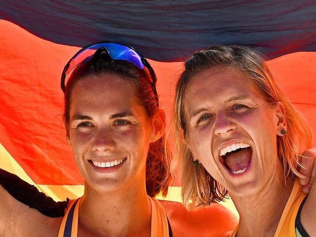 Kira Walkenhorst (links) und Laura Lud...-Sieg in Wien um die Wette vor Glck .  | Foto: dpa