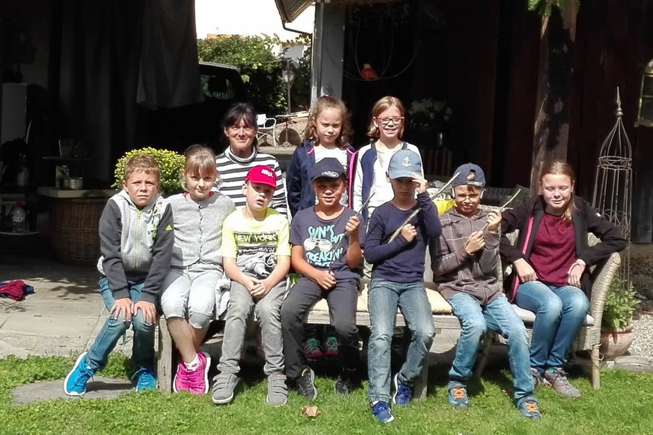 Auf eine Abenteuerreise mit Andrea Wenz aus Kippenheimweiler machten sich neumn Kinder aus Kippenheim auf. Vom Jugendzentrum in Kippenheim aus ging es zu Fuß nach Kippenheimweiler, verbunden mirt vielen Informationen zum Ort. (Foto: privat) Auf eine Abenteuerreise mit Andrea Wenz aus Kippenheimweiler machten sich neumn Kinder aus Kippenheim auf. Vom Jugendzentrum in Kippenheim aus ging es zu Fuß nach Kippenheimweiler, verbunden mirt vielen Informationen zum Ort. (Foto: privat)