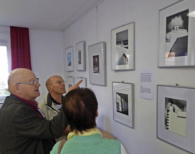 Jrgen Leitz (links) zeigt  Fotos von Lanzarote in Elzach.   | Foto: roland Gutjahr