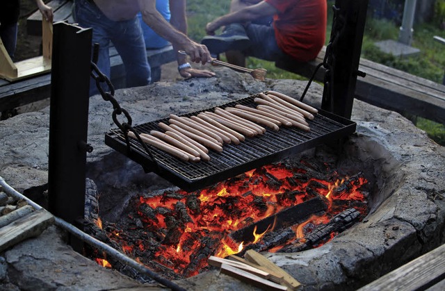 Grillwrstchen ber schner Holzfeuerg...n Sonnenuntergang vom Kapf-Kreuz aus.   | Foto: Fotos: Verein