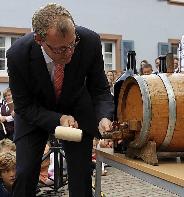 Harald Lotis beim Fassanstich  | Foto: cfk