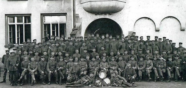 Die Einquartierung der Landwehr 1915 vor dem Schulhaus, heute Rathaus   | Foto: Gemeindearchiv Binzen