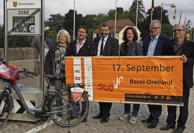 Die Verantwortlichen aus beiden Rheinf.... September  auf der Rheinbrcke vor.   | Foto: Boris Burkhardt