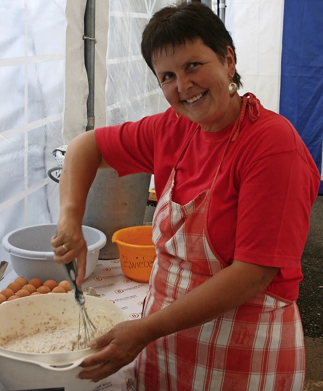 Der Zwiebelkuchen wird beim Herbstfest in Oberrotweil frisch zubereitet.   | Foto: Knecht
